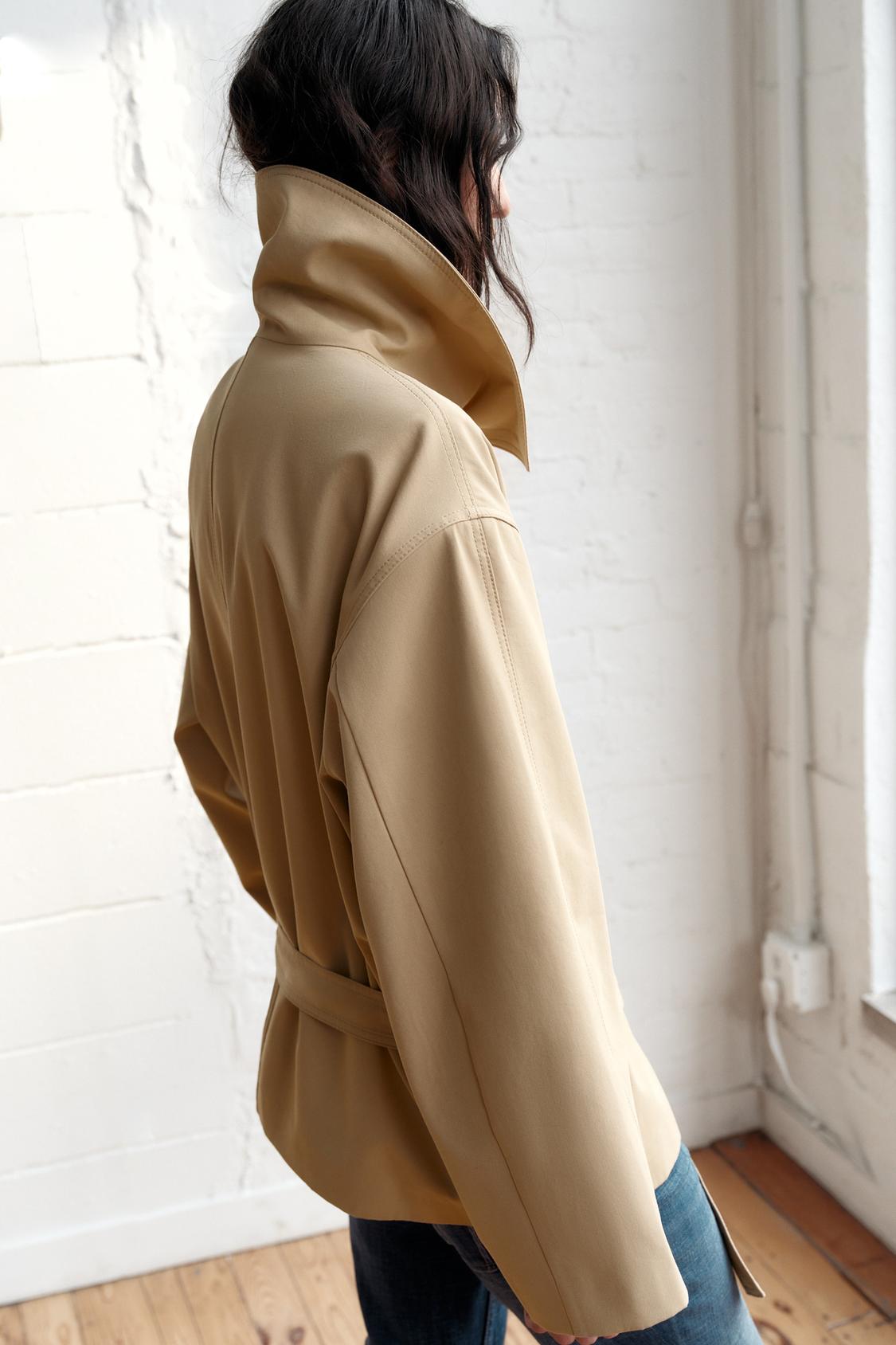 MISS MONDAY | GABARDINA CORTA CON PUÑOS