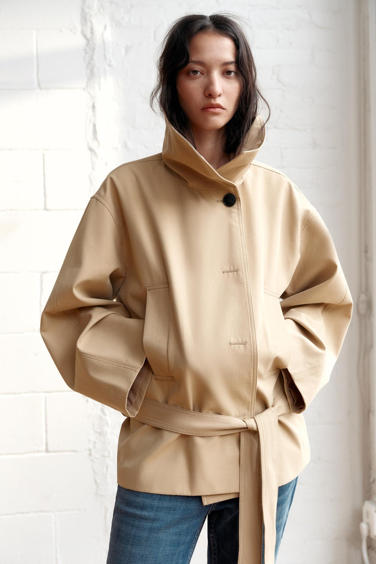 MISS MONDAY | GABARDINA CORTA CON PUÑOS