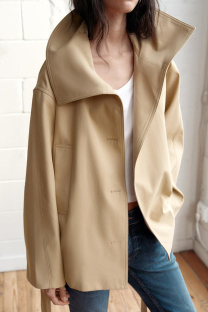 MISS MONDAY | GABARDINA CORTA CON PUÑOS